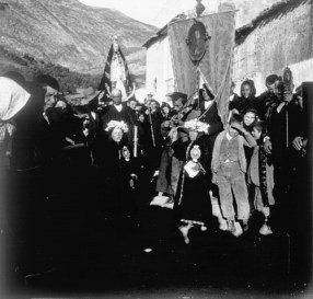 Los Angelillos Negros durante la procesión de la Madrugá. Fuente: colección Cerdá y Rico.