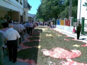Calles engalanadas para la procesión del Corpus. Fuente: propia.