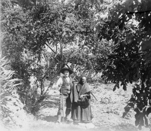 El Tío botija y su mujer en el huerto de Cerdá, ataviados con trajes típicos. Colección: Cerdá y Rico.