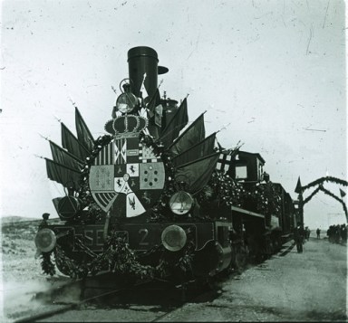 Locomotora inaugural engalanada con banderas de España, Almería, Granada y Jaén. Fuente: Colección Cerdá y Rico