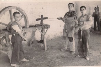 Trabajadores en la industria del esparto durante los cincuenta. Fuente: Francisco Quesada a través del grupo "fotos para el recuerdo" de Facebook.