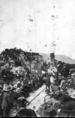 Marzo de 1899. Tren inaugural llegando al puente del Salado. Fuente: Cerdá y Rico.