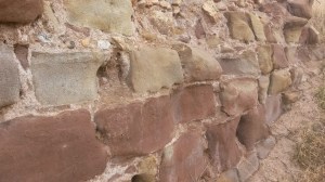 Castillo de Cabra. sillería en el arranque de la muralla Norte. Fuente: propia.