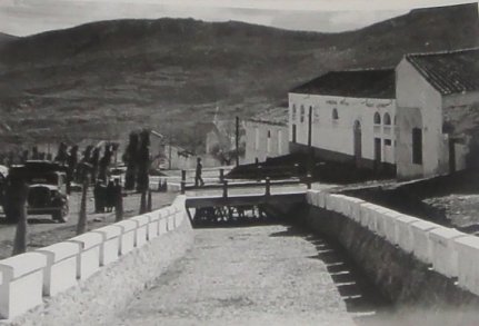 El barranco de las Cuevas encauzado a su paso por el casco urbano de Cabra
