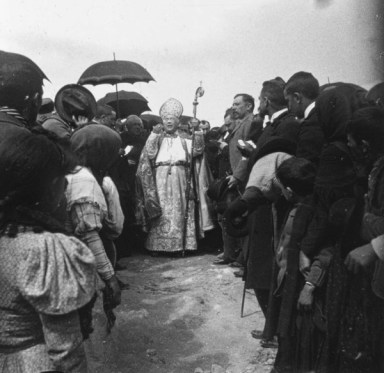 Momento de la bendición por parte del obispo de Guadix. Fuente: colección Cerdá y Rico.