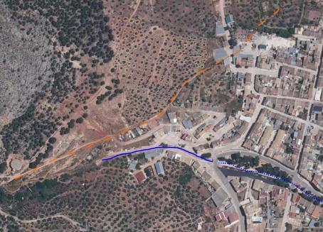 Ortofoto actual donde se marca el trazado del fallido canal (naranja) y el encauzamiento del barranco (morado)